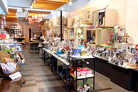 店内にならぶ50人以上の職人が作った商品